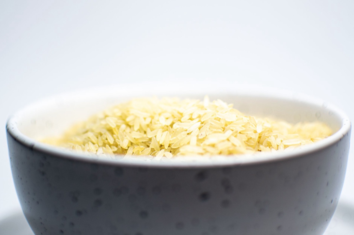 grãos de quinoa e arroz integral
