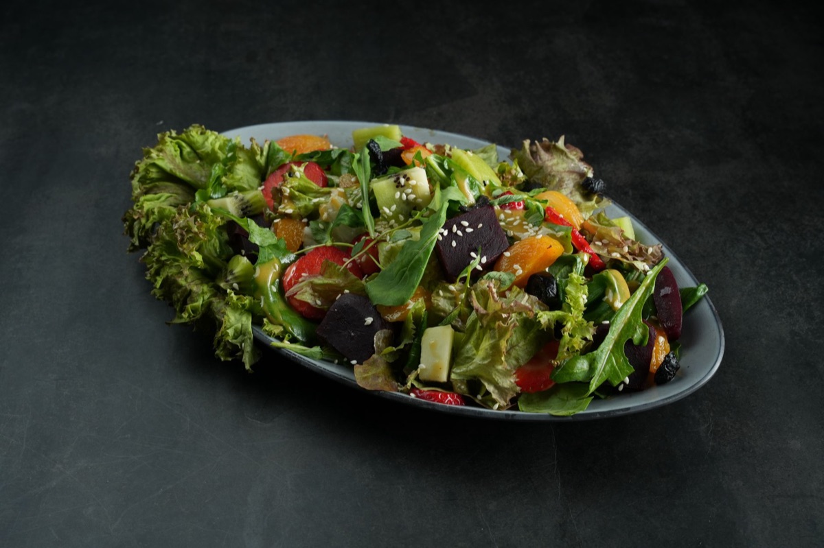 Huile d'avocat sur un salad