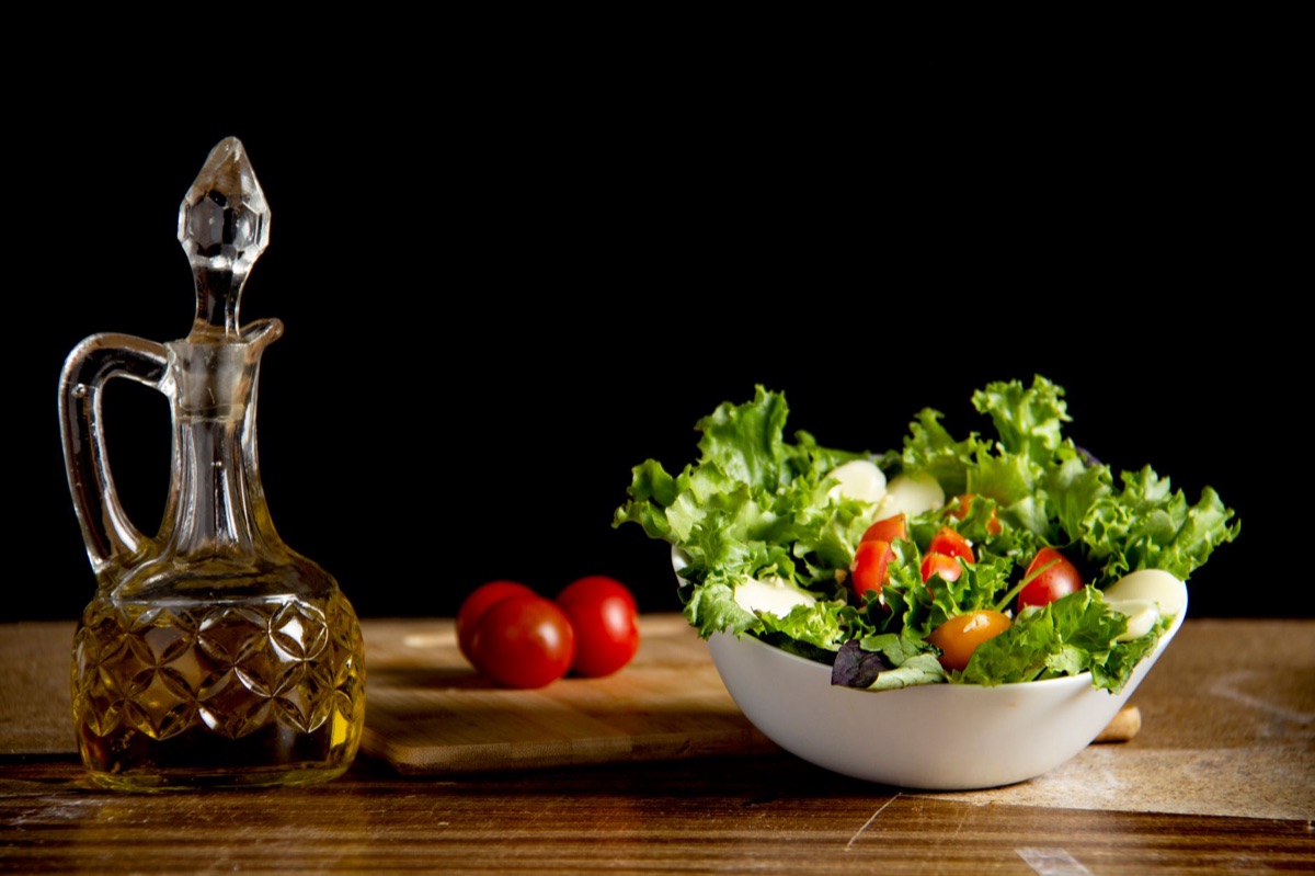 óleo de abacate em salada verde