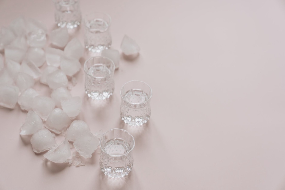 Filet de poulet dans un récipient en verre avec eau et glace