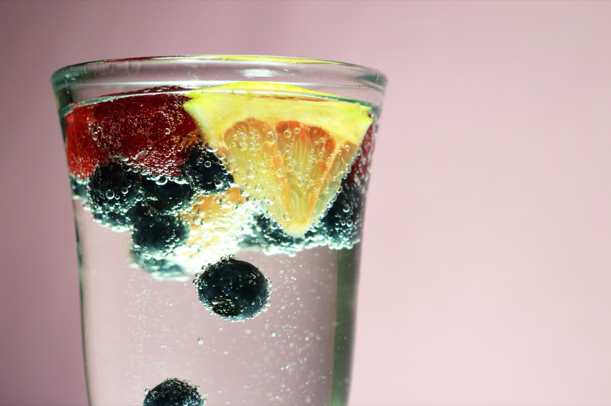 Blauberry-Saft in Glas mit Wasser