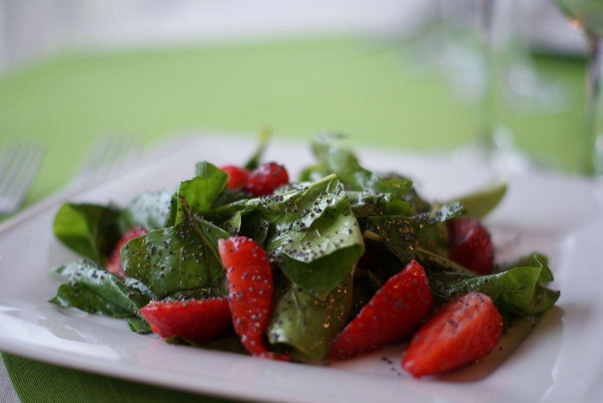 manzana y espinaca en ensalada