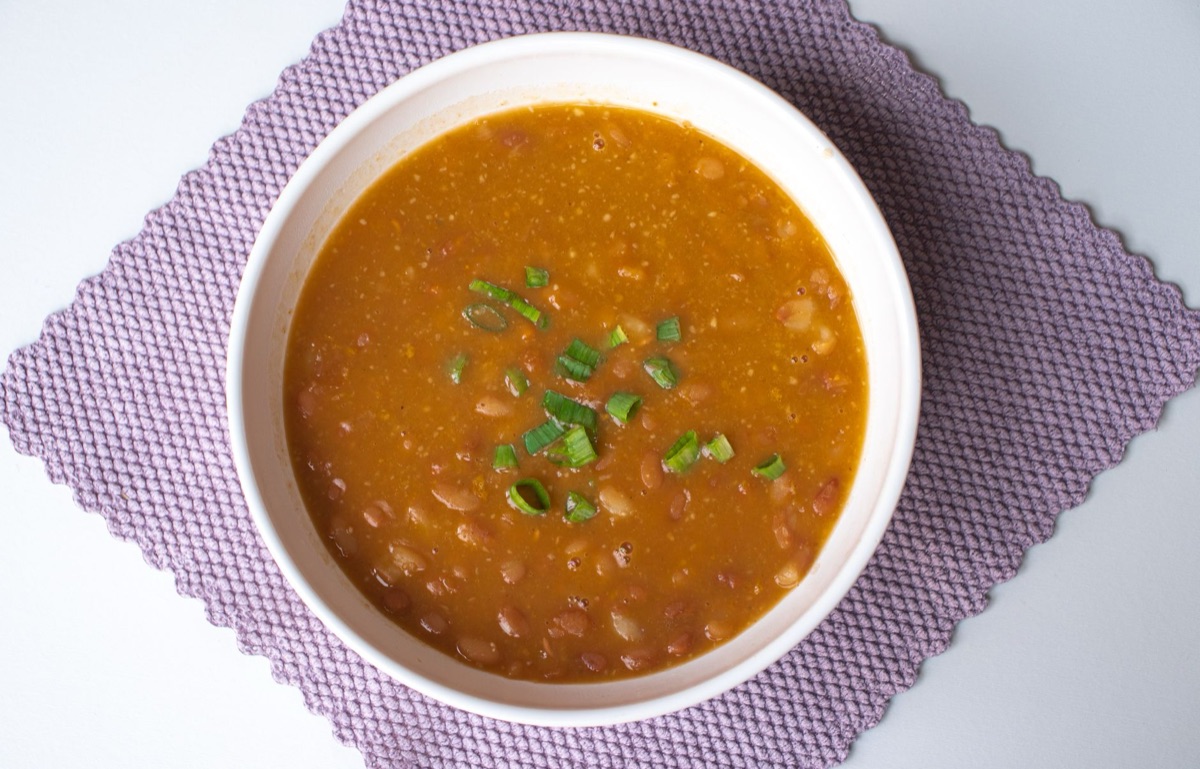 una zuppa di lenticchie in un piatto