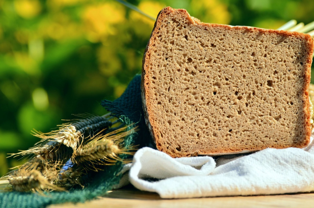 una fettina di pane integrale