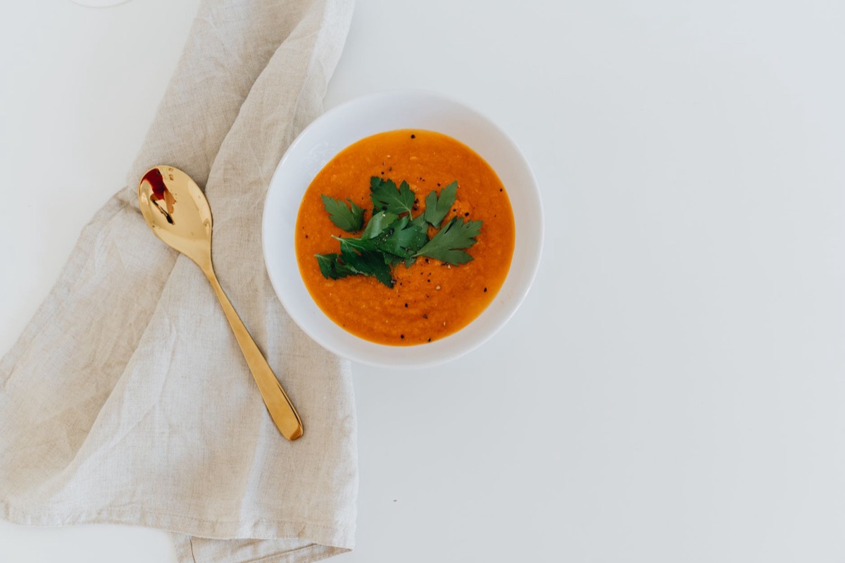 sopa de lentil com hortaliças frescas