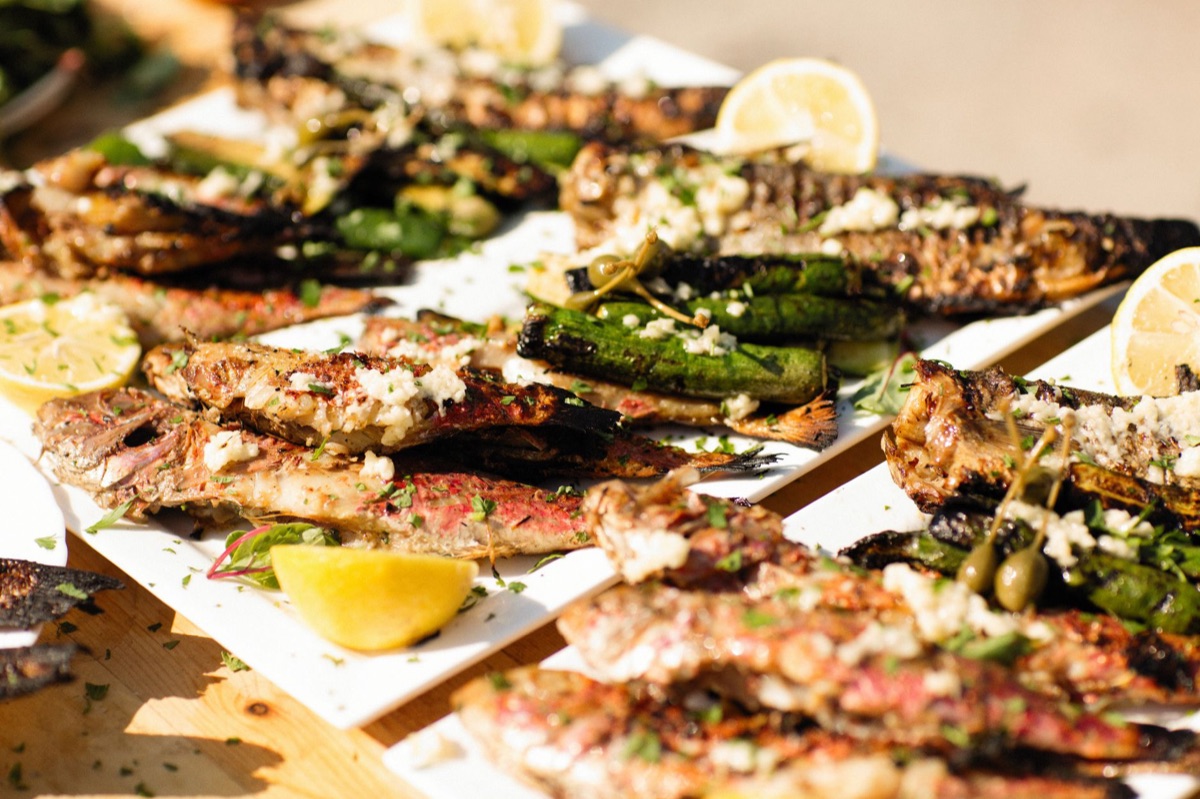 peixes frescos e vegetais