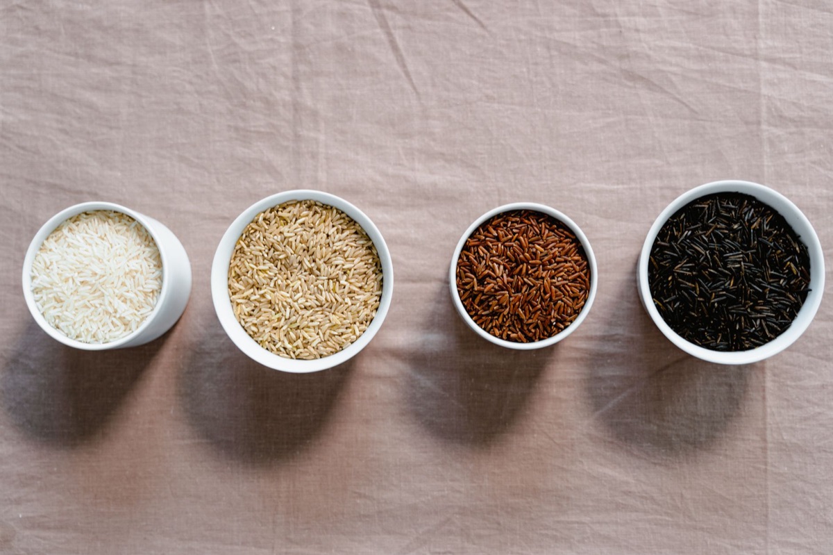 grãos inteiros de arroz com rótulo vitamina b12