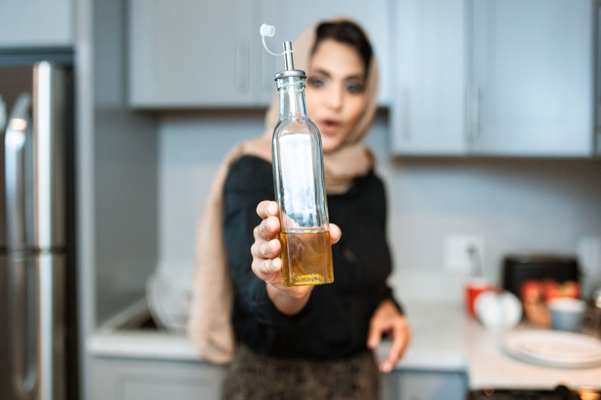 botella de aceite de salmón