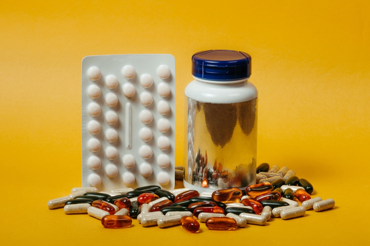 frascos de suplementos nutricionais