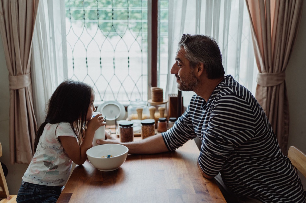 Kind mit Milch und Kornschüssel