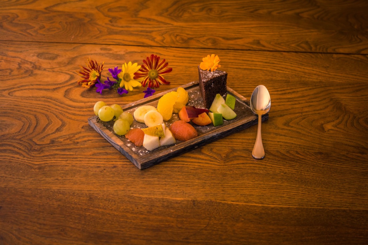 Nährstoffreiche Mahlzeit mit Obst und Gemüse