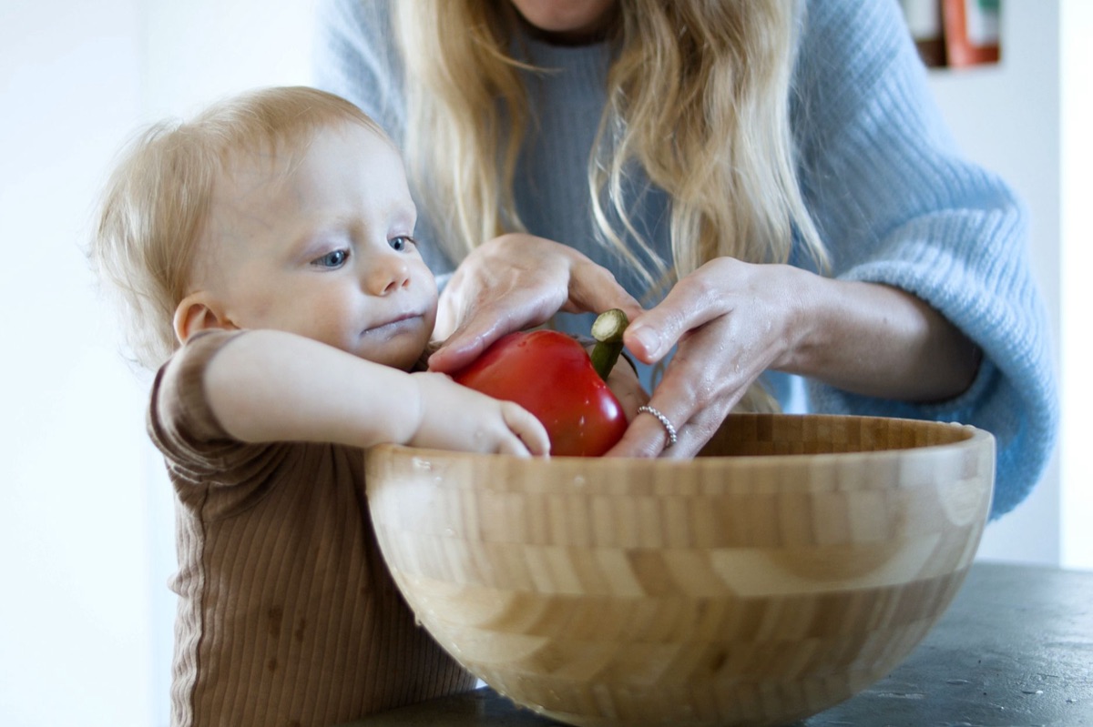 kindertafel met groentebowl