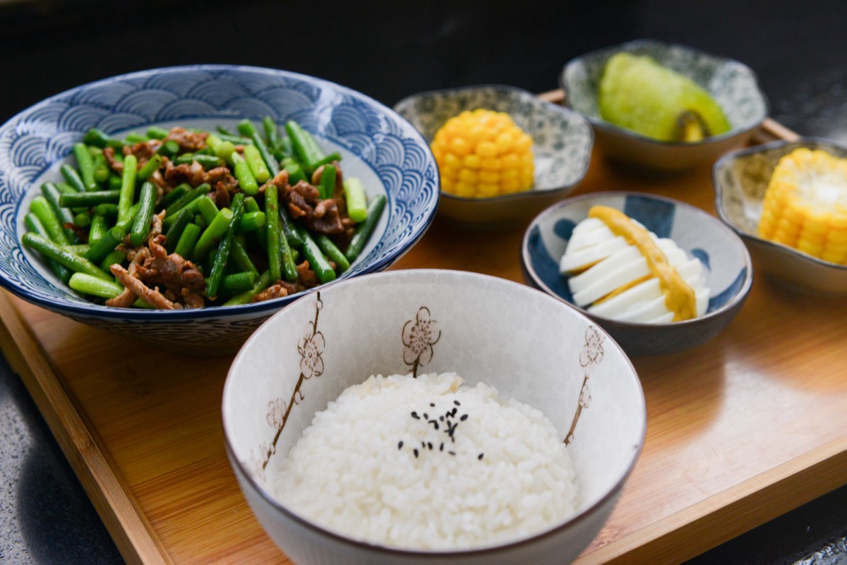 孩童與米飯與蔬菜