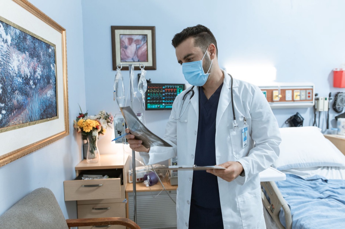 professionista sanitario con grafico nutrizionale