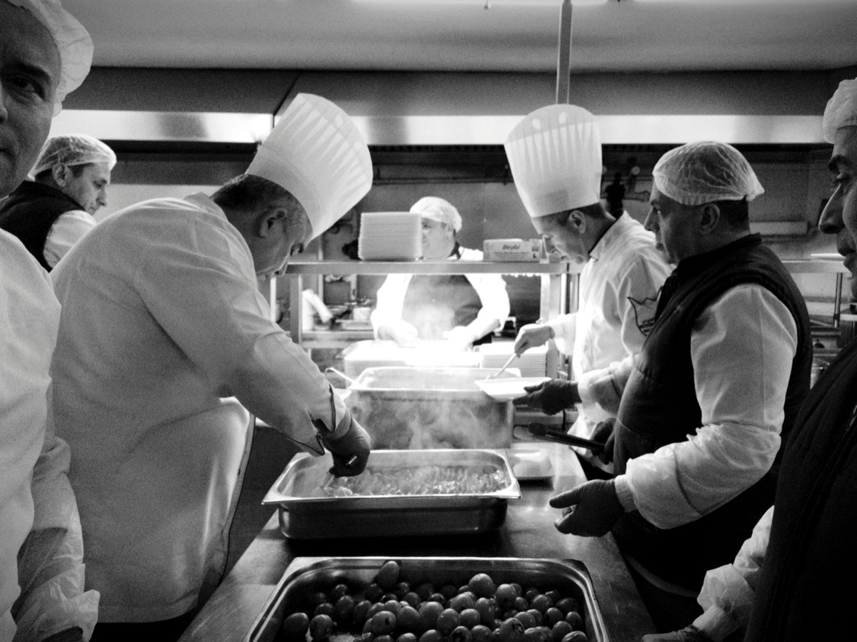 Equipe médica preparando um produto alimentício especializado