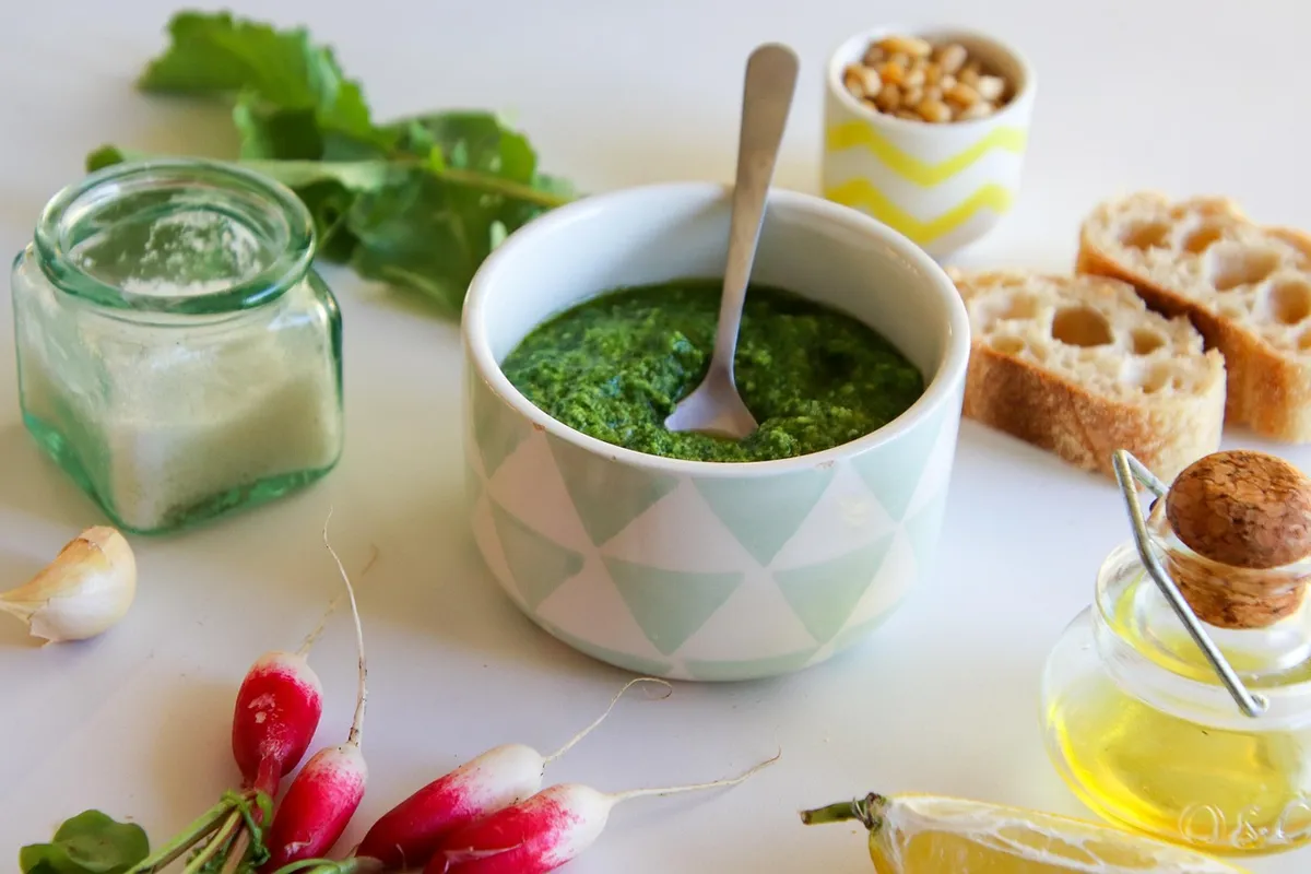 radish fade, pesto, salsa, radish, olive, oil, pine, pine nut, food, cooking, anti waste, zero waste, diet, nutrition, eat, vegan, nature, vegetables, garden, h