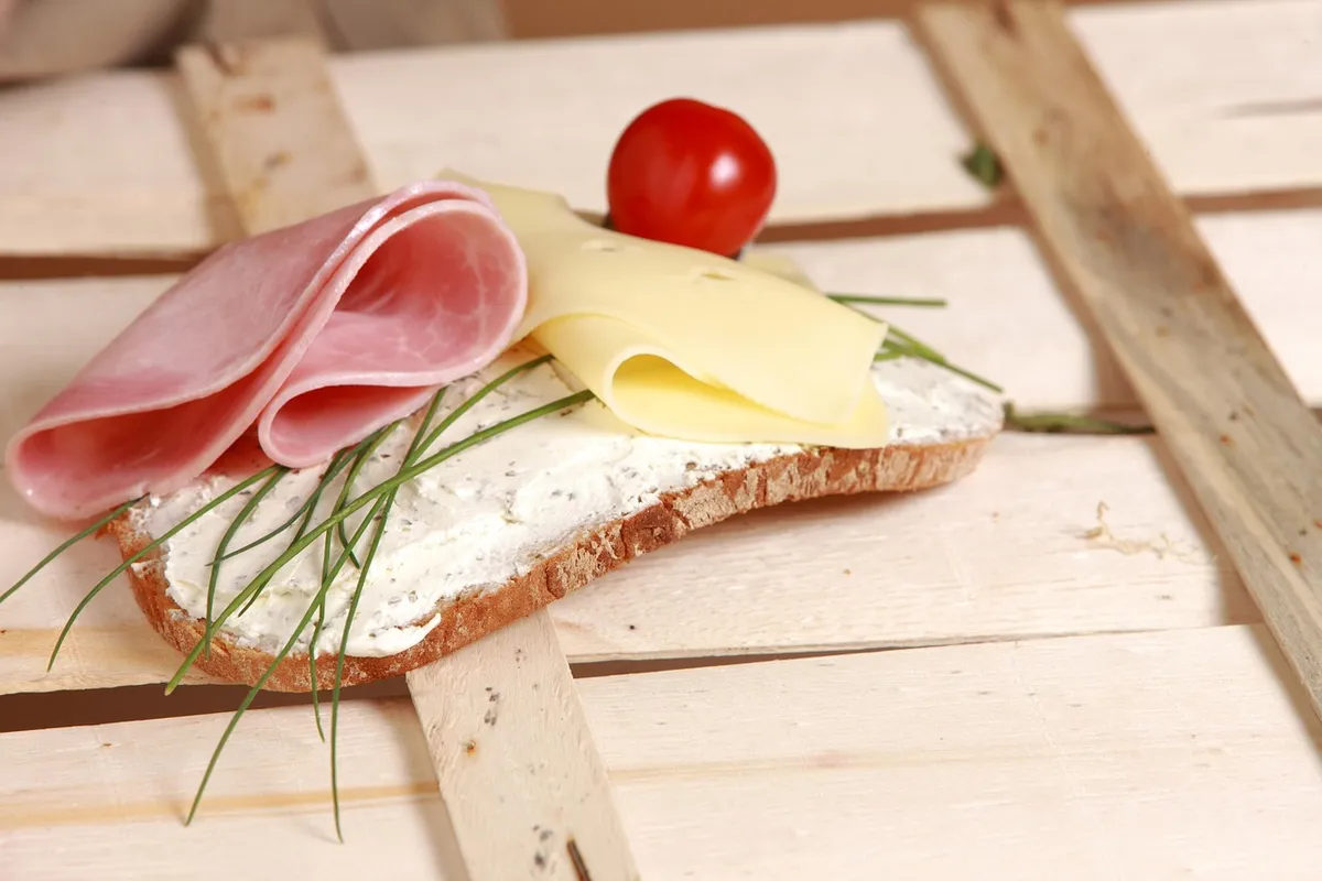 open sandwich, bread, bread and butter, cheese, ham, slice of bread, open-faced sandwich, healthy, meal, healthy food, breakfast, diet, eat, food, nutrition, fo